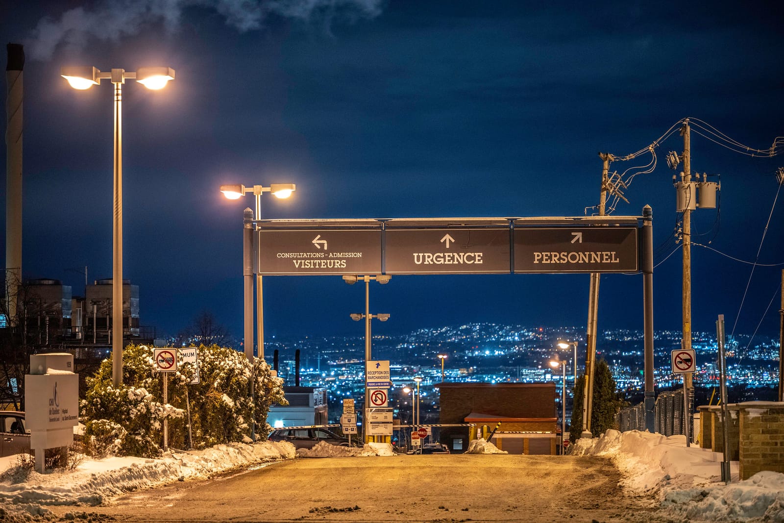 Entrée d'immeuble en brique recouverte de neige en hiver