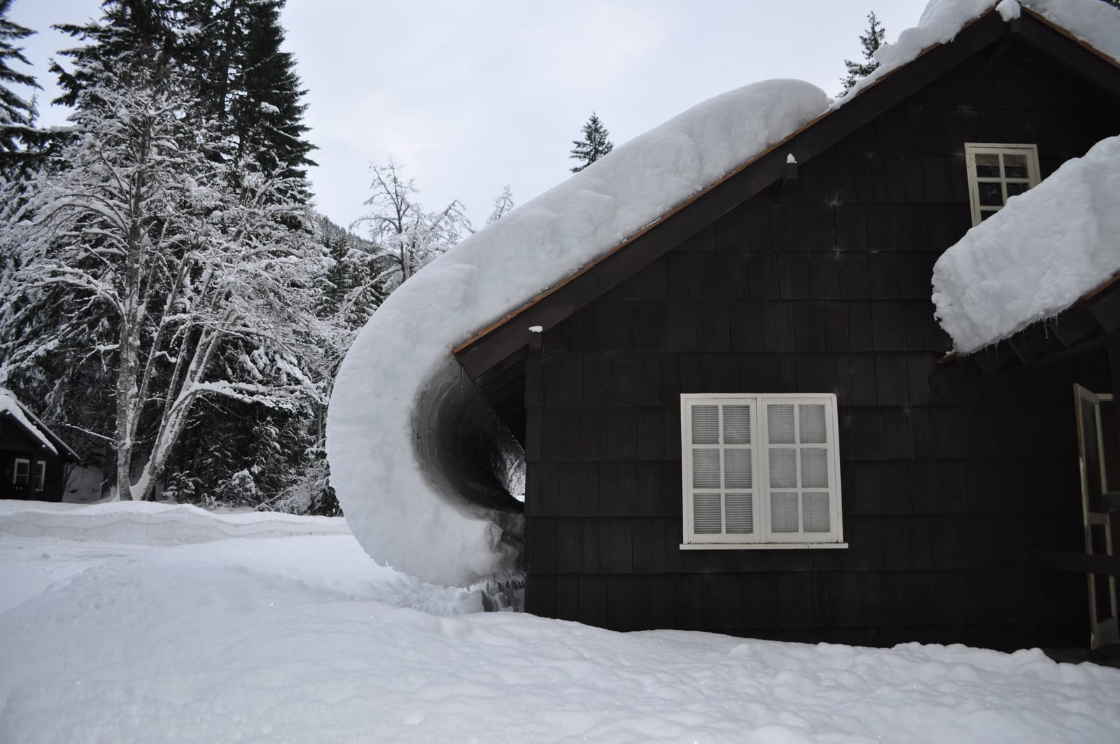 Barrages de glace sur la toiture : causes, dégâts et solutions
